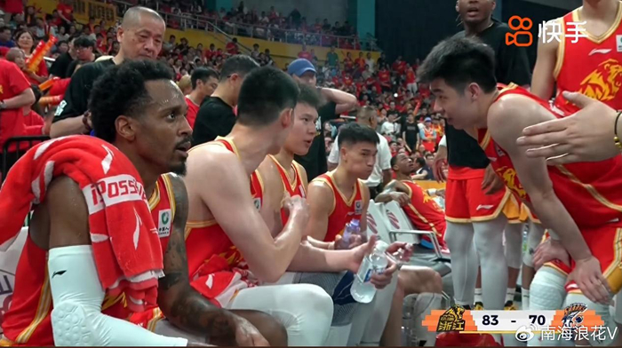 乐鱼体育登录入口-G4出现名场面！王博亲自为他递水，楼明为他鼓掌：获胜的最大奇兵|林秉圣|孙铭徽|布朗|上海队|上海男篮_新浪体育_新浪新闻