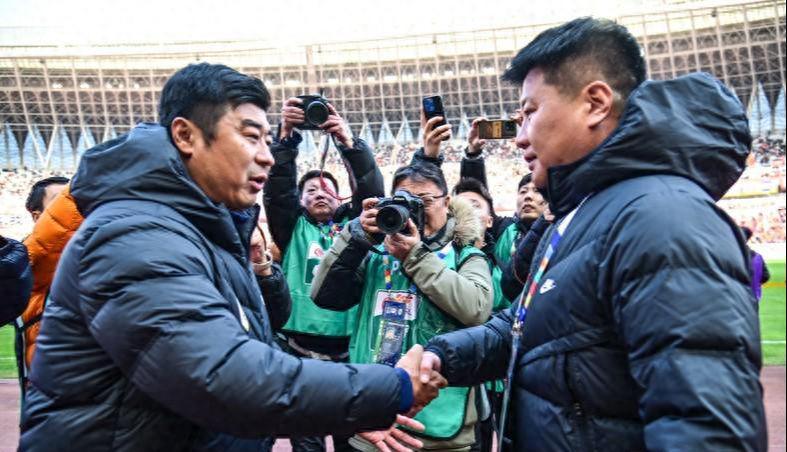 乐鱼体育app下载-韩鹏刘建业稳了！七大土帅下轮大考：李国旭大羽谁先凉？一人更悬